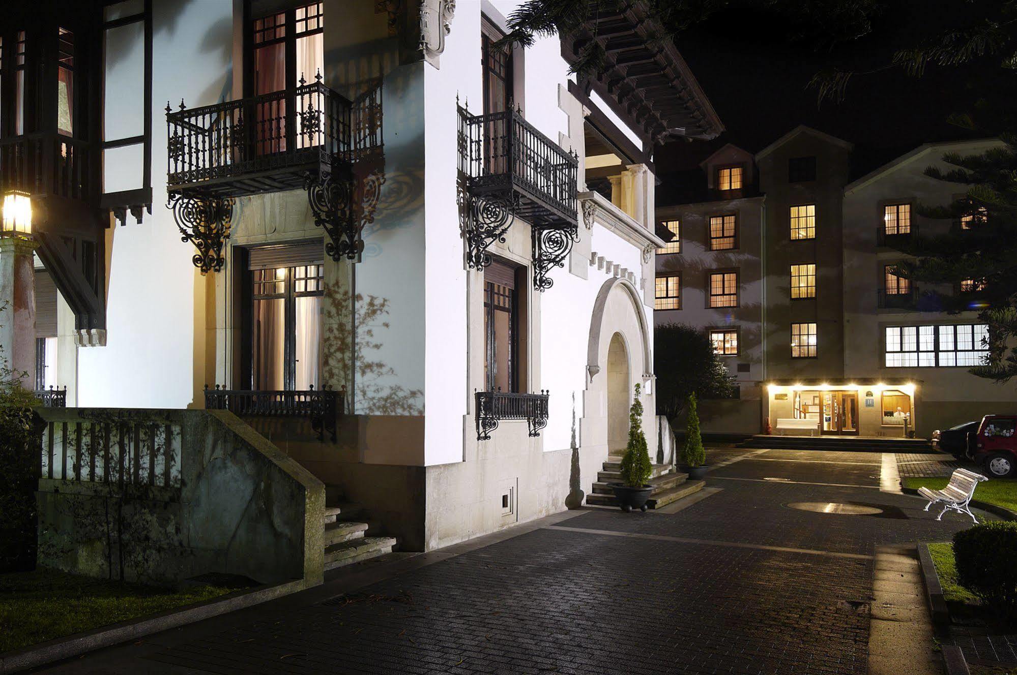 Palacio Arias Navia Buitenkant foto